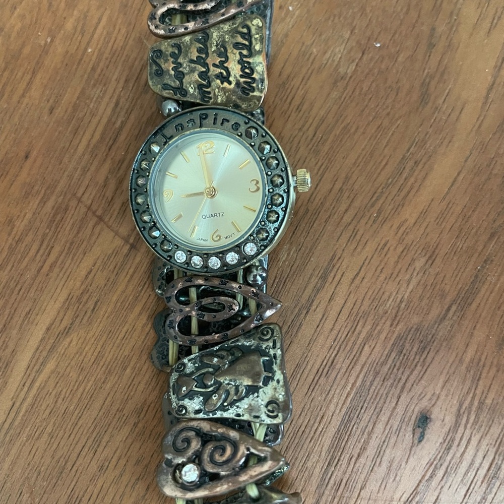 Vintage Style Quartz Watch with Decorative Band